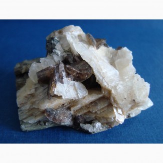 Кристаллы титанита (сфена), кальцита на хлоритовом сланце