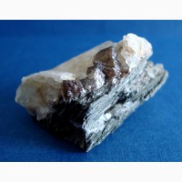 Кристаллы титанита (сфена), кальцита на хлоритовом сланце