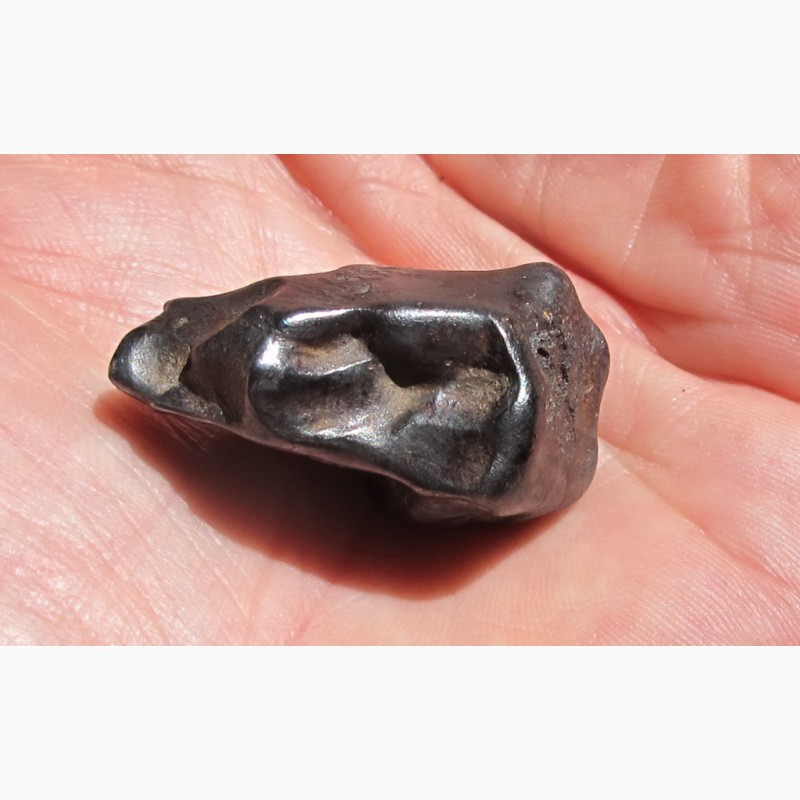 Фото 2. Железный метеорит Сихотэ-Алинь, 62 грамма, магнитится