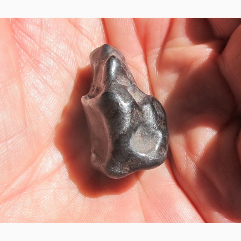 Фото 3. Железный метеорит Сихотэ-Алинь, 62 грамма, магнитится