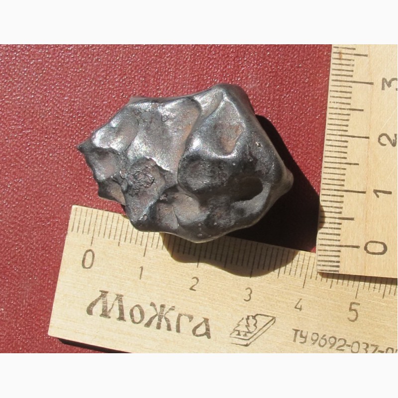 Фото 4. Железный метеорит Сихотэ-Алинь, 62 грамма, магнитится