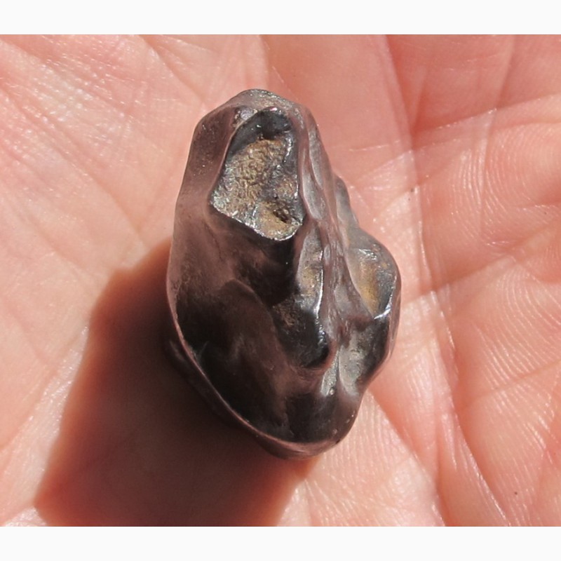 Фото 6. Железный метеорит Сихотэ-Алинь, 62 грамма, магнитится