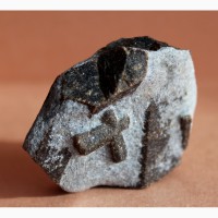 Ставролит, двойниковый кристалл в слюдистом сланце 2