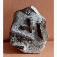 Ставролит, двойниковый кристалл в слюдистом сланце 2
