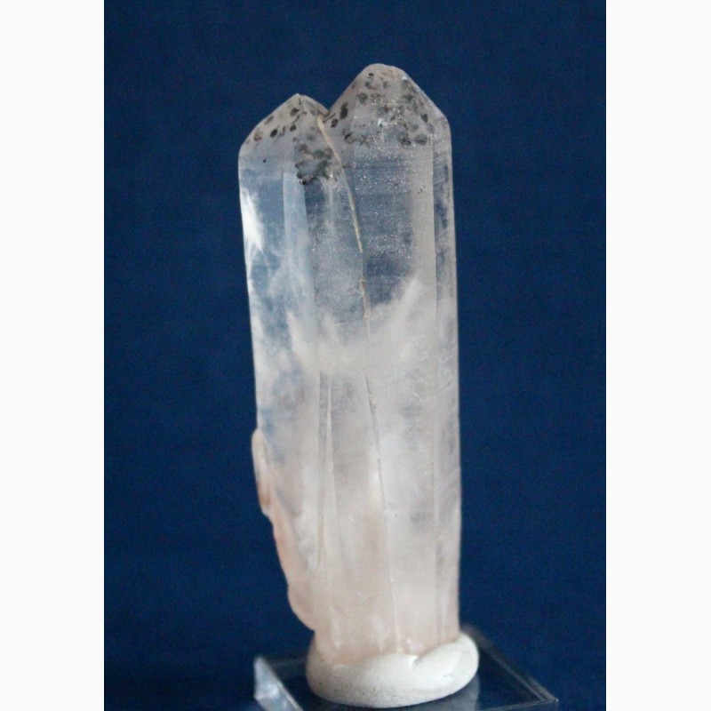 Фото 2. Горный хрусталь, сросток кристаллов с включениями гематита