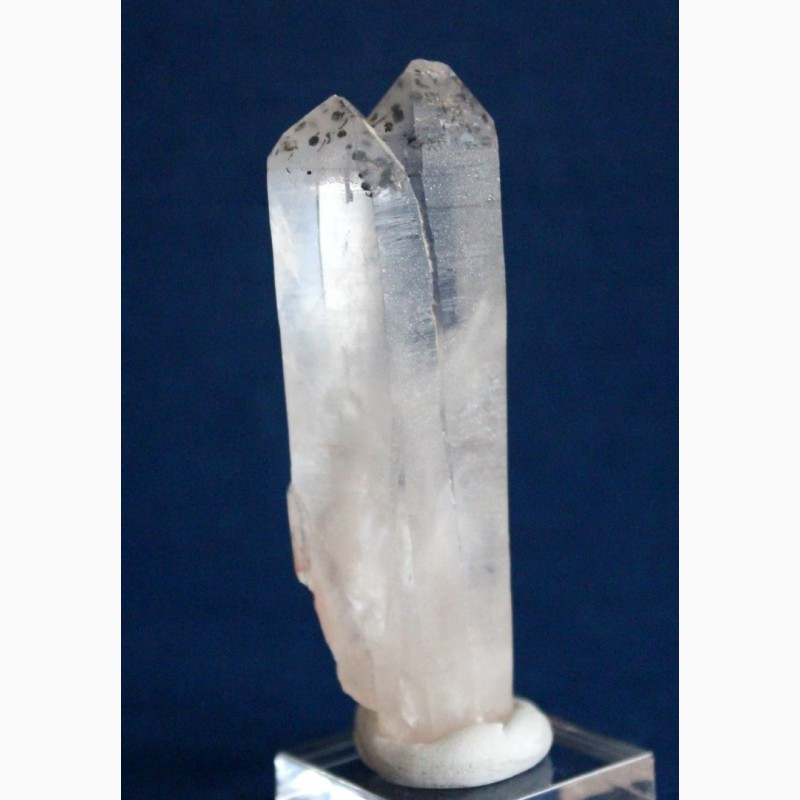 Фото 3. Горный хрусталь, сросток кристаллов с включениями гематита