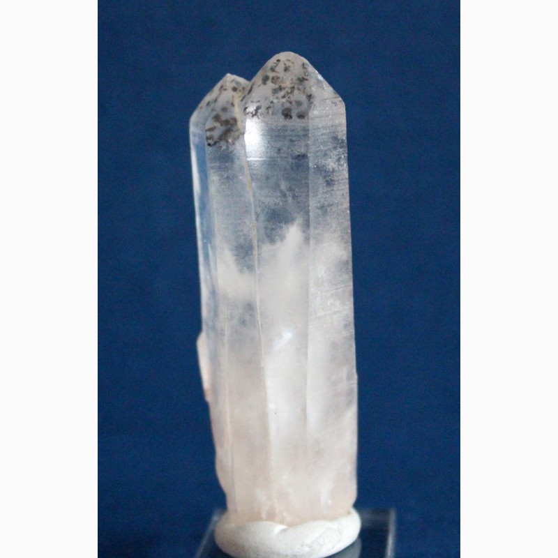 Фото 4. Горный хрусталь, сросток кристаллов с включениями гематита