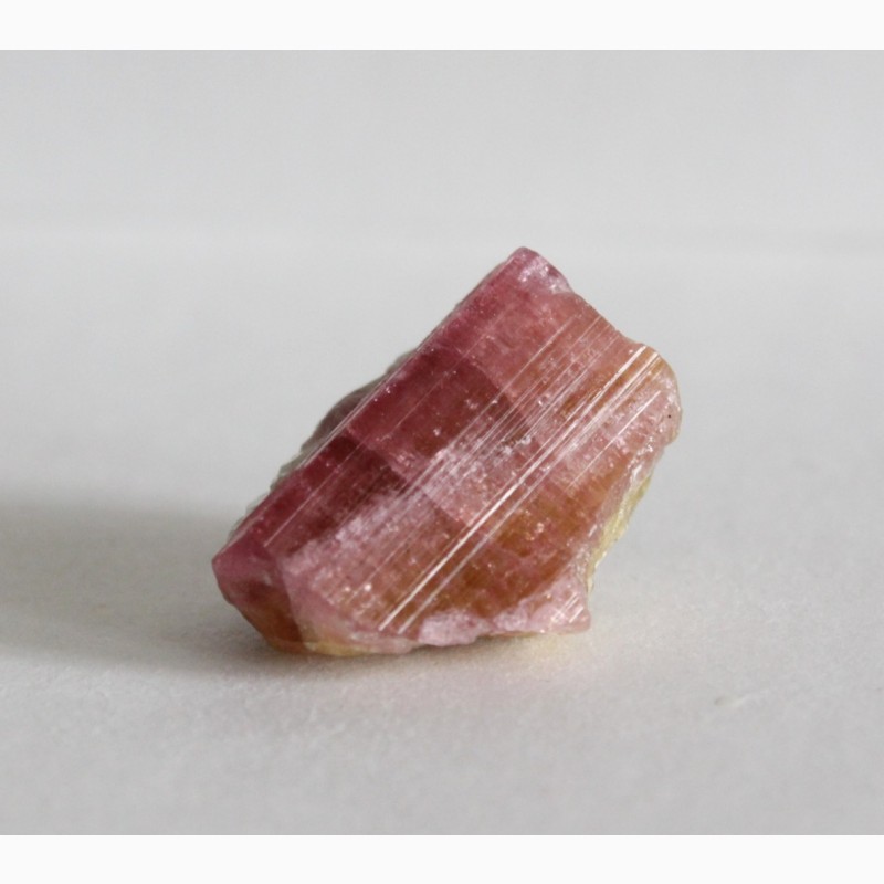 Фрагмент кристалла розово-зеленого турмалина