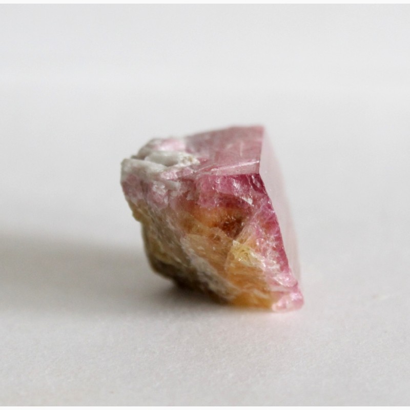 Фото 10. Фрагмент кристалла розово-зеленого турмалина