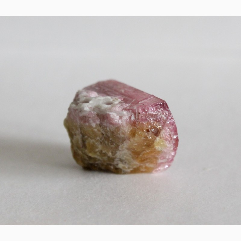 Фото 8. Фрагмент кристалла розово-зеленого турмалина