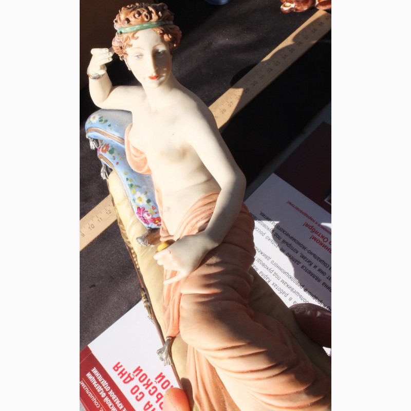 Фото 2. Фарфоровая статуэтка Афродита на кушетке, Европа, старинная