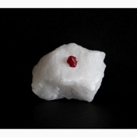 Красная шпинель, сросток кристаллов на мраморе