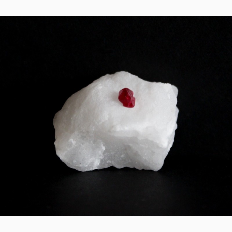Фото 2. Красная шпинель, сросток кристаллов на мраморе