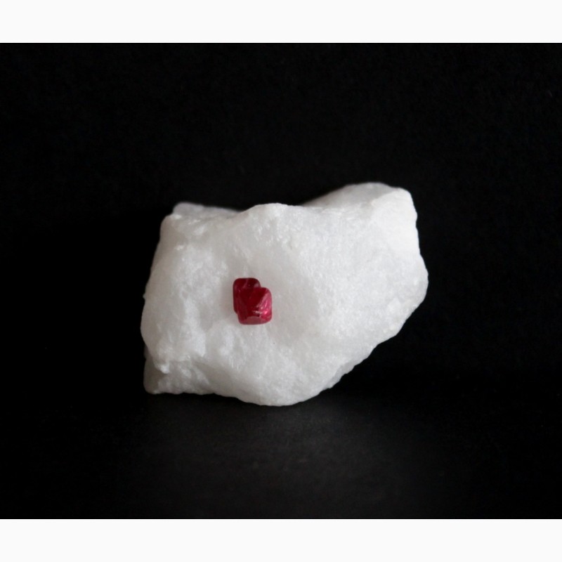 Фото 3. Красная шпинель, сросток кристаллов на мраморе