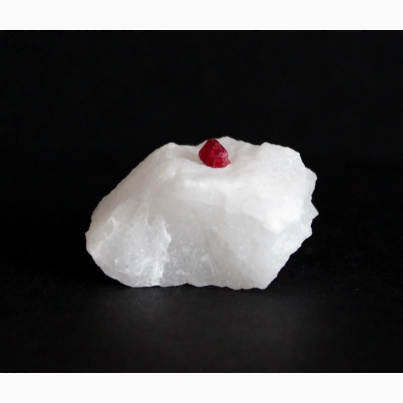 Фото 4. Красная шпинель, сросток кристаллов на мраморе