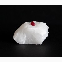Красная шпинель, сросток кристаллов на мраморе