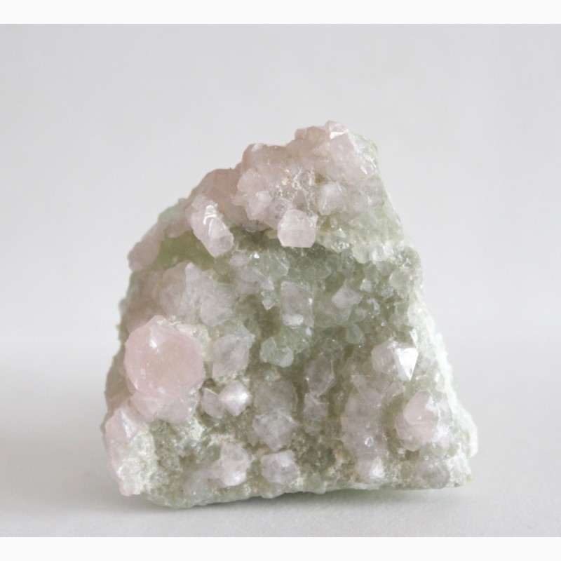 Фото 5. Кристаллы розового апофиллита на зеленом датолите