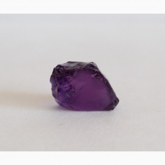 Аметист, чистый камень фиолетового цвета с лиловым оттенком