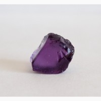 Аметист, чистый камень фиолетового цвета с лиловым оттенком