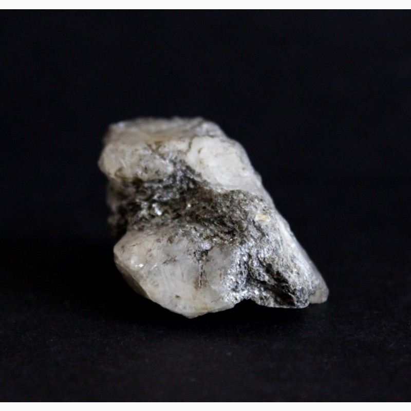 Фото 5. Фенакит, несколько цельных кристаллов в слюдите
