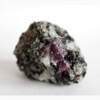 Красный корунд, кристаллы в гранат-плагиоклаз-биотитовом гнейсе