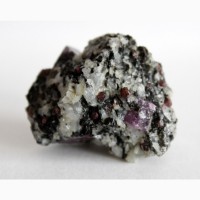 Красный корунд, кристаллы в гранат-плагиоклаз-биотитовом гнейсе