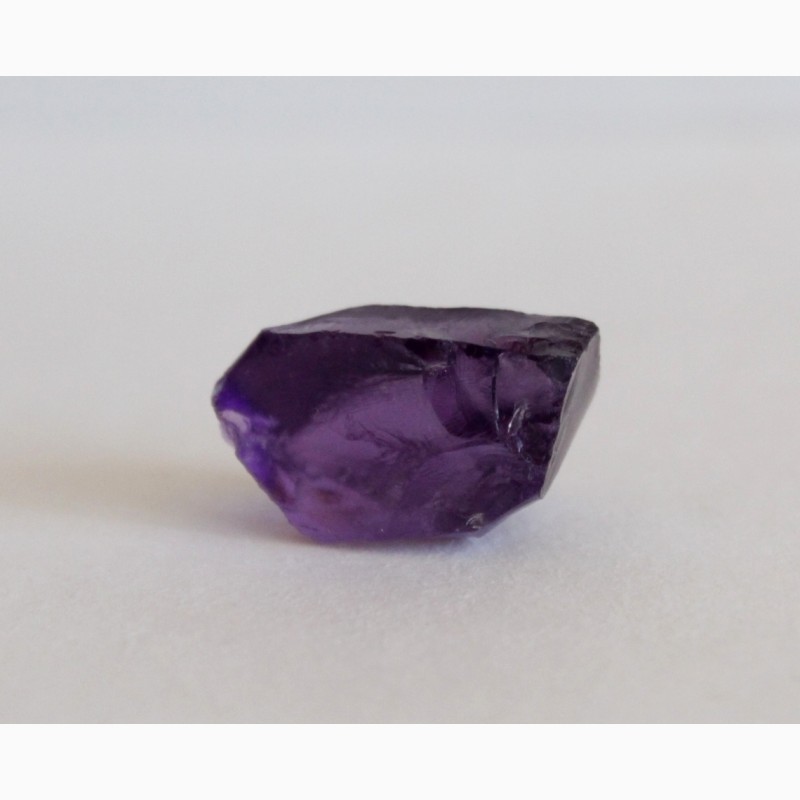 Фото 2. Аметист, чистый камень роскошного фиолетового цвета с лиловым оттенком