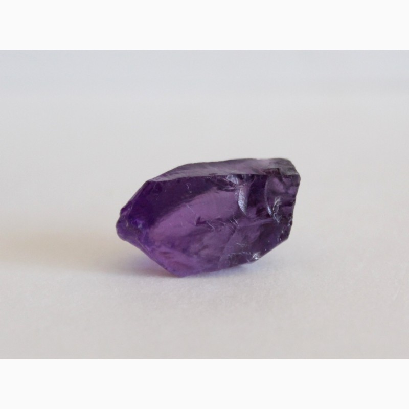 Фото 3. Аметист, чистый камень роскошного фиолетового цвета с лиловым оттенком