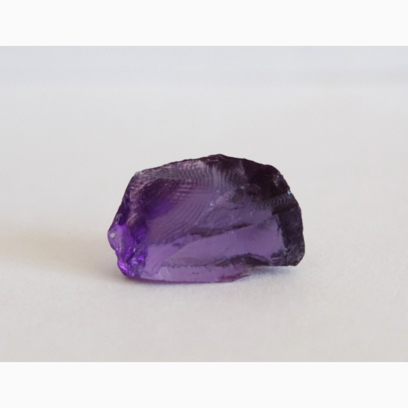 Фото 4. Аметист, чистый камень роскошного фиолетового цвета с лиловым оттенком