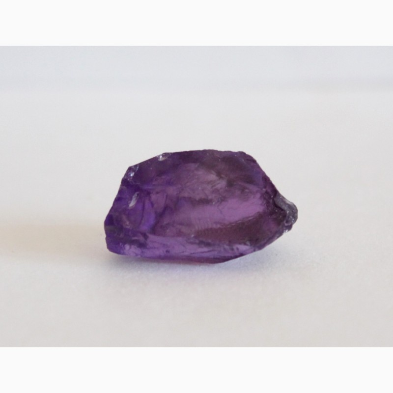 Фото 5. Аметист, чистый камень роскошного фиолетового цвета с лиловым оттенком