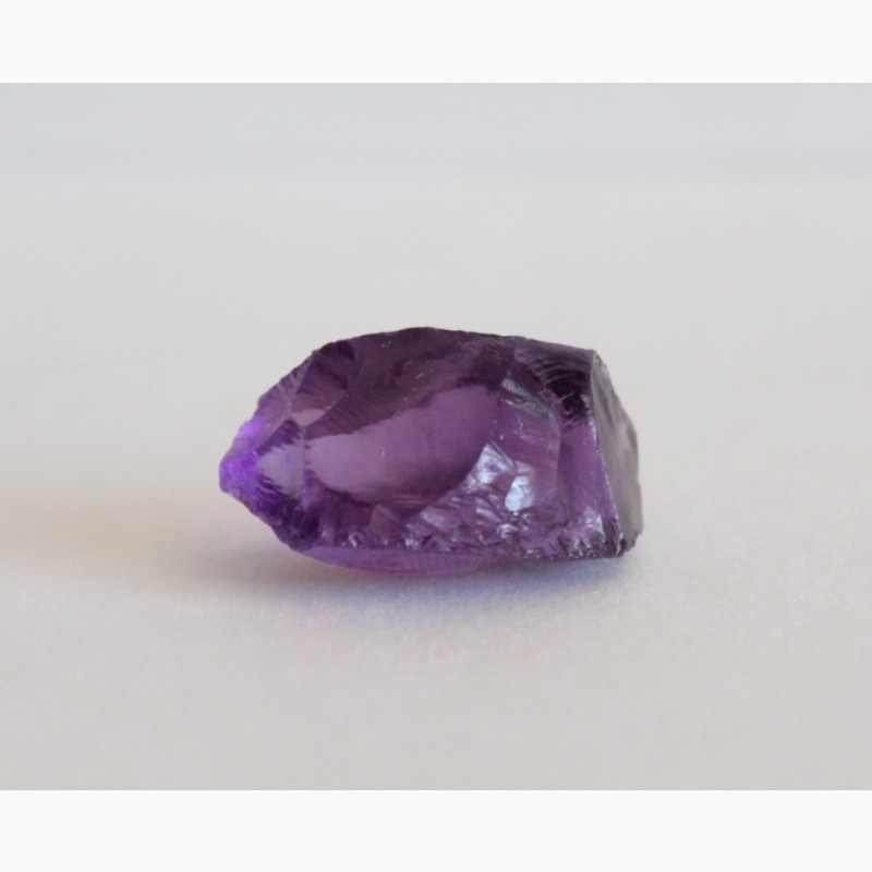 Фото 6. Аметист, чистый камень роскошного фиолетового цвета с лиловым оттенком
