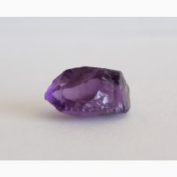 Аметист, чистый камень роскошного фиолетового цвета с лиловым оттенком