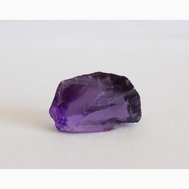 Фото 7. Аметист, чистый камень роскошного фиолетового цвета с лиловым оттенком
