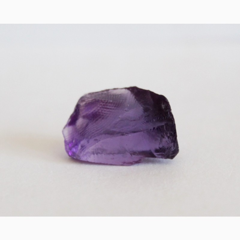 Фото 8. Аметист, чистый камень роскошного фиолетового цвета с лиловым оттенком