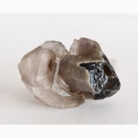Скипетровидный кристалл аметистовидного кварца на дымчатом кварце
