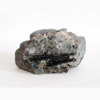 Кристаллы черного турмалина (шерла) в кубическом кристалле флюорита