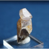 Скипетровидный кристалл бесцветного кварца на дымчатом кварце