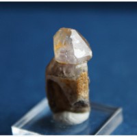 Скипетровидный кристалл бесцветного кварца на дымчатом кварце