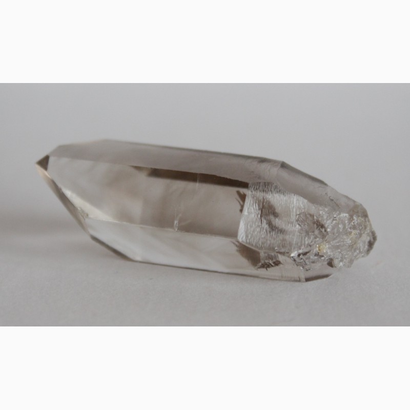 Фото 11. Дымчатый кварц, прозрачный двухголовый кристалл