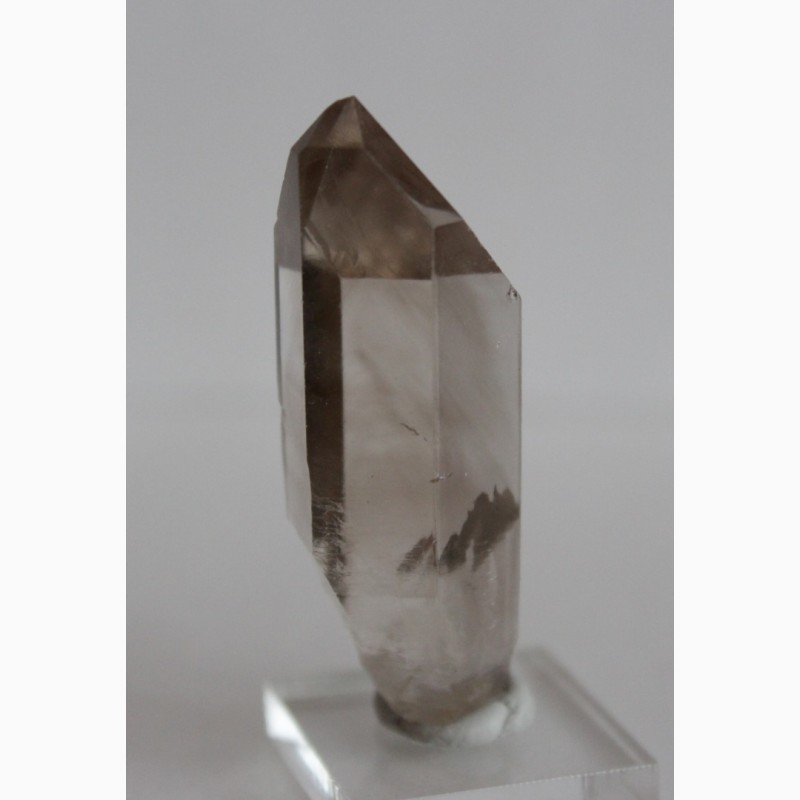 Фото 2. Дымчатый кварц, прозрачный двухголовый кристалл