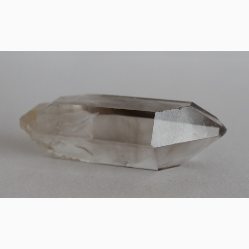 Фото 4. Дымчатый кварц, прозрачный двухголовый кристалл