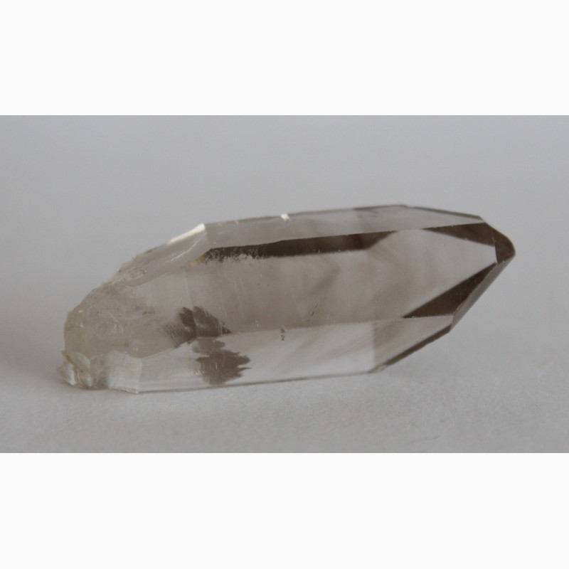 Фото 8. Дымчатый кварц, прозрачный двухголовый кристалл