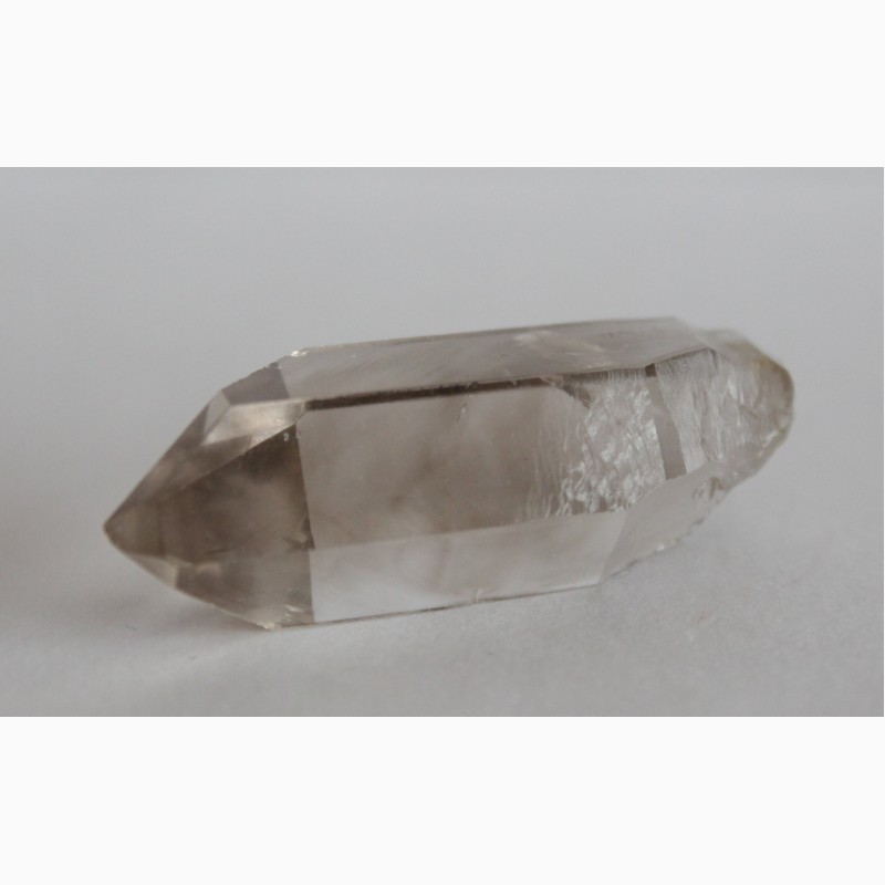 Фото 9. Дымчатый кварц, прозрачный двухголовый кристалл