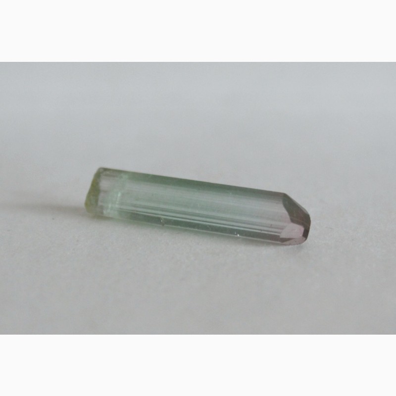 Фото 10. Турмалин полихромный, прозрачный кристалл с головкой