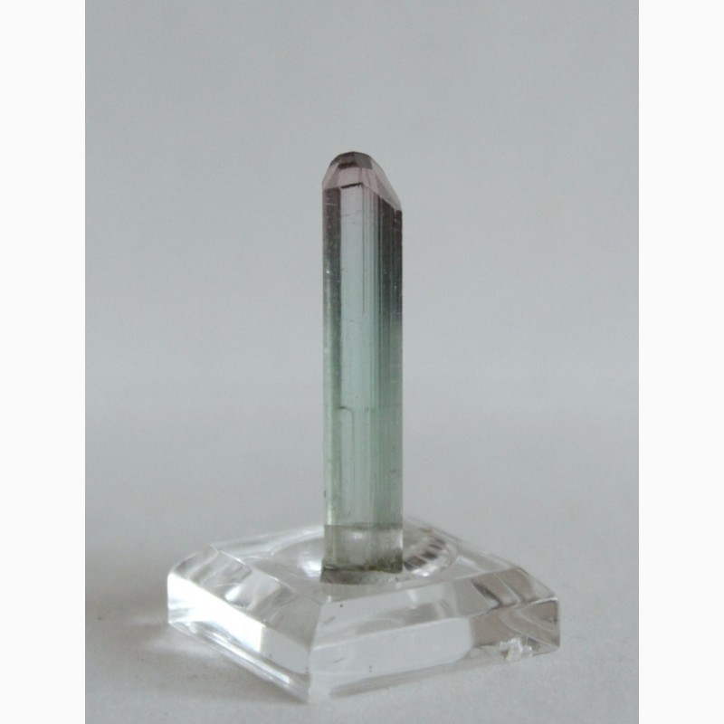 Фото 2. Турмалин полихромный, прозрачный кристалл с головкой