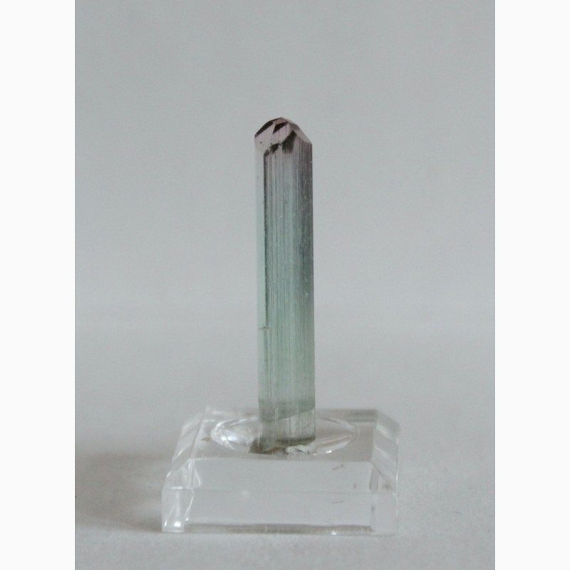 Фото 3. Турмалин полихромный, прозрачный кристалл с головкой