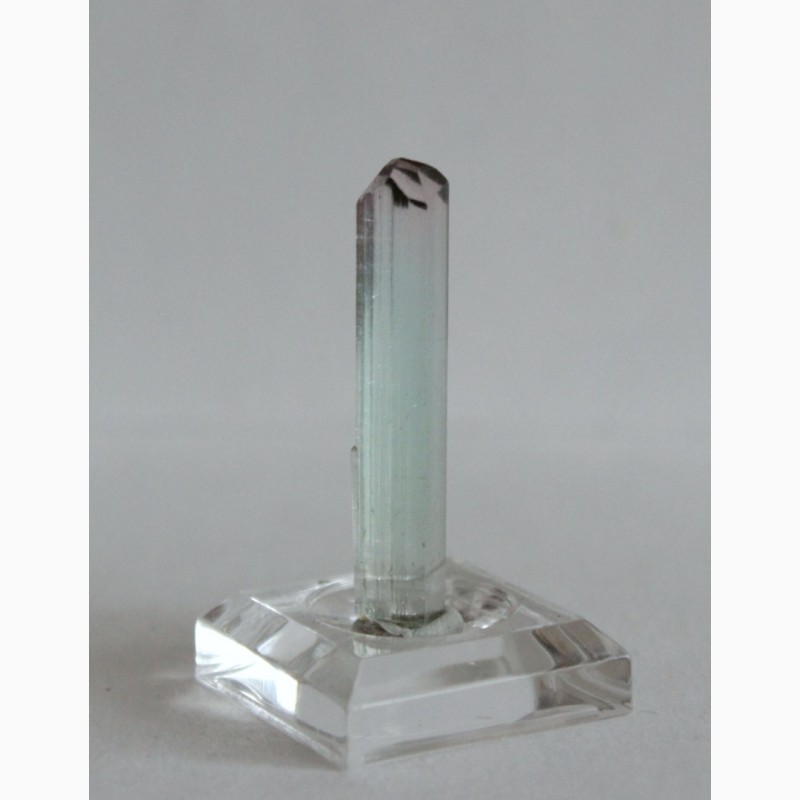 Фото 4. Турмалин полихромный, прозрачный кристалл с головкой