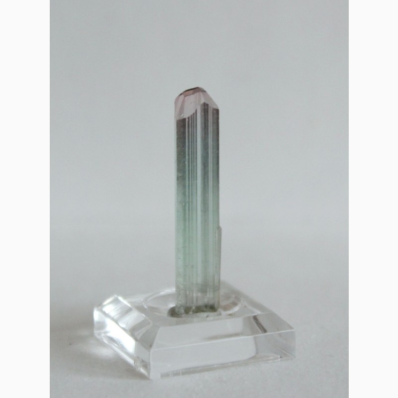 Фото 5. Турмалин полихромный, прозрачный кристалл с головкой
