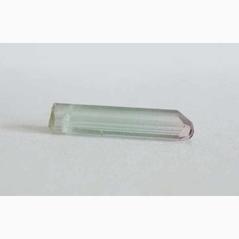 Фото 6. Турмалин полихромный, прозрачный кристалл с головкой