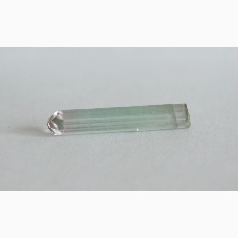 Фото 7. Турмалин полихромный, прозрачный кристалл с головкой
